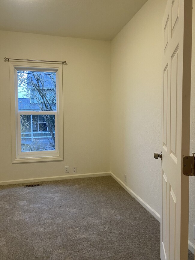 Building Photo - Spacious Upper, 3-Bed, 2-Bath Apartment ne...