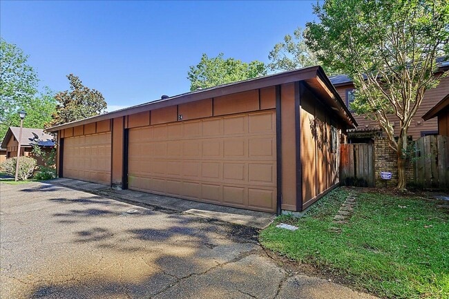 Building Photo - 14 Shore Dr