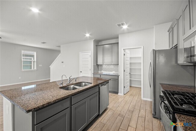 Building Photo - 271 Kinsley Wy