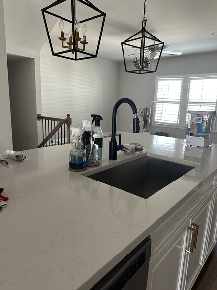 Building Photo - 805 Mackay Crk