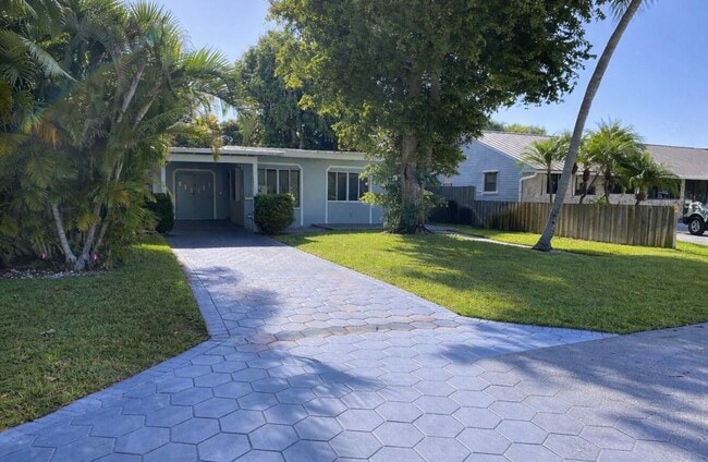 Building Photo - 712 NE 10th Ave