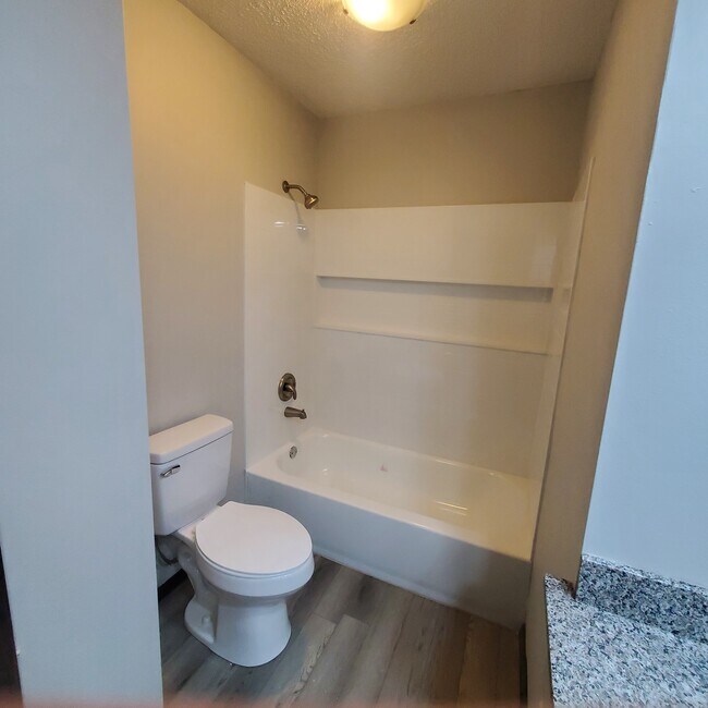 Main Bath - 2016 W Jefferson St