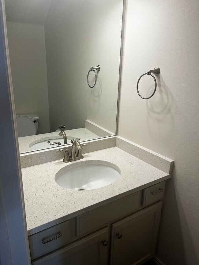 Building Photo - Newly Renovated Provo Townhouse