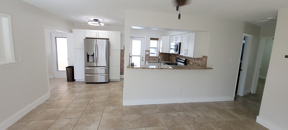 Building Photo - 571 Trade Winds Dr