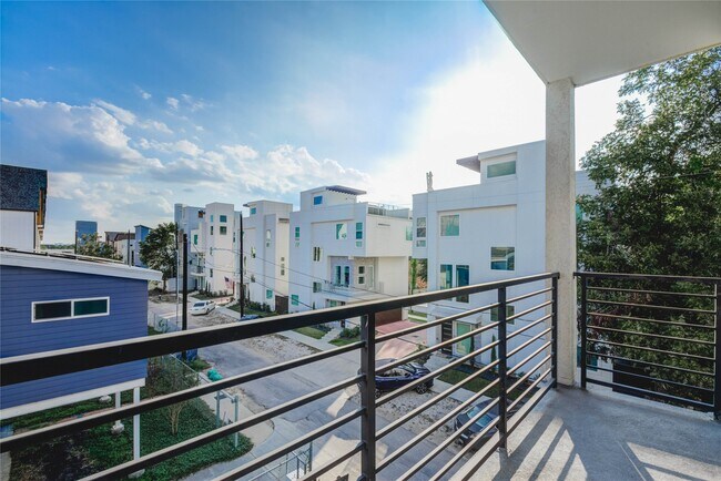 Building Photo - 1320 Lakin St
