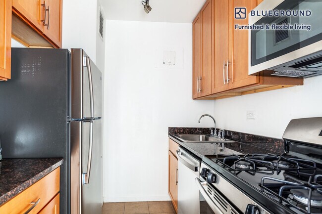 Building Photo - 240 E 27th St