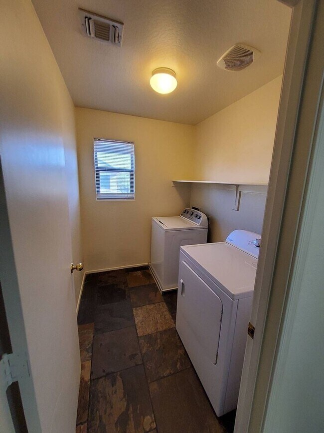 Building Photo - Newer Phoenix Home