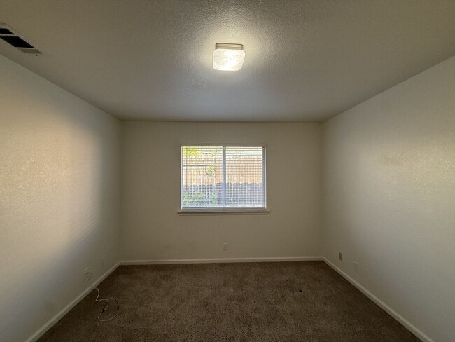 Building Photo - R71300