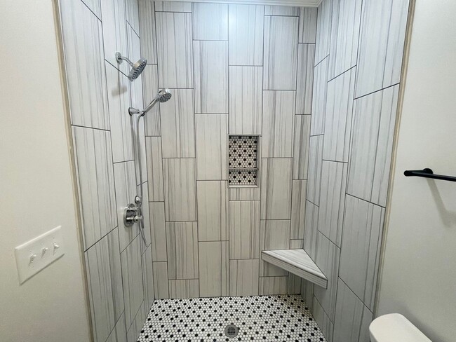 Building Photo - 2 bedroom 2 bath Renovated in Heathwood