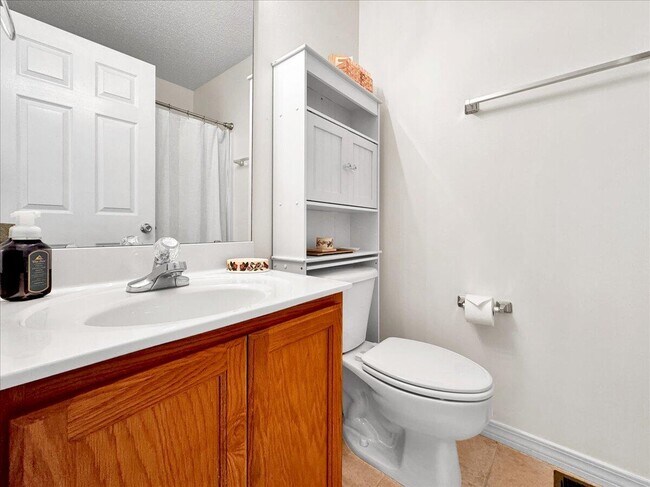 Building Photo - 994 Scenic Oak Ln