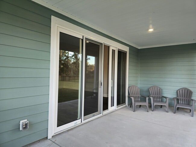 Building Photo - Live the Dream: Luxury Golf Course Living Awaits!