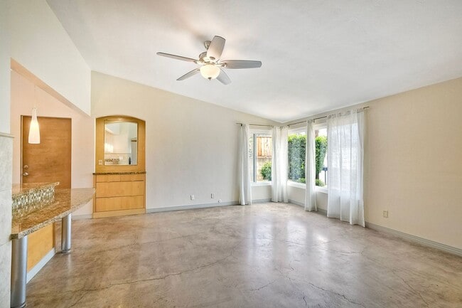 Building Photo - Coastal Living - Minutes from the Beach