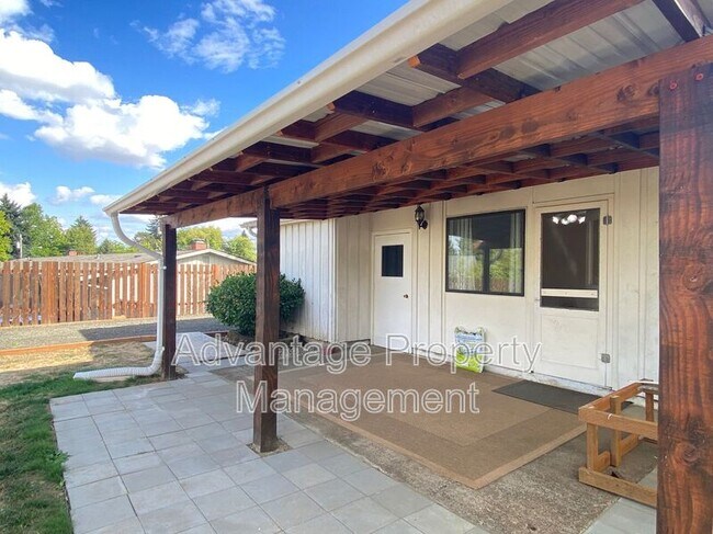 Building Photo - 5230 NE Laurel Dr