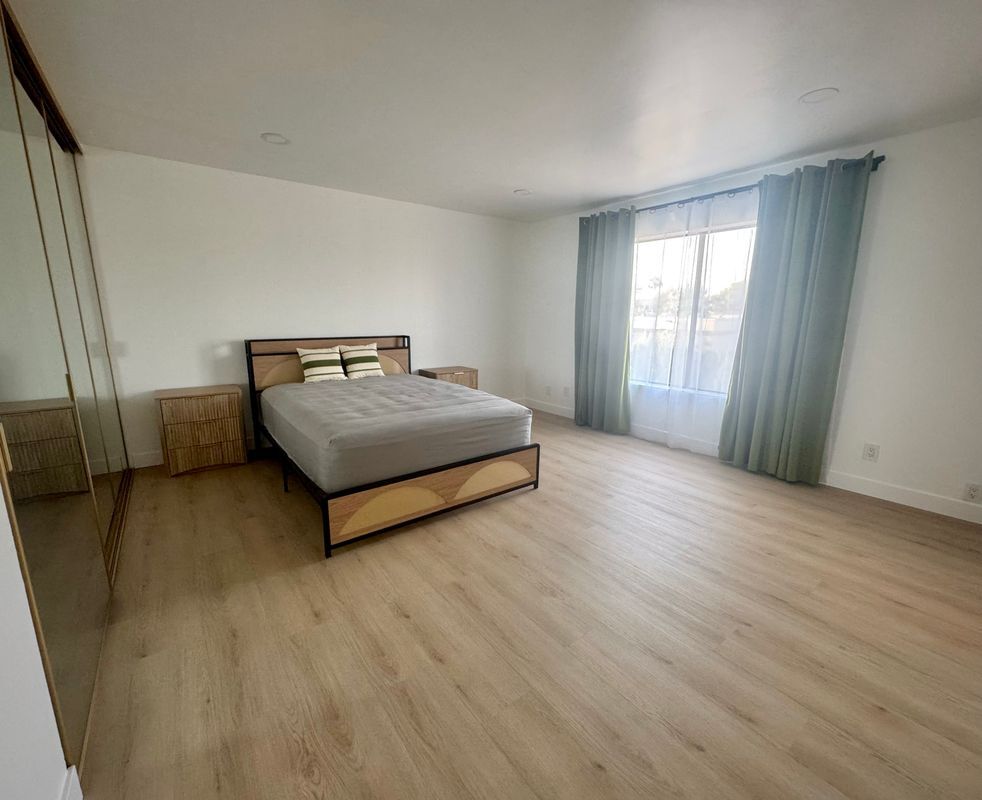 Building Photo - 400 S Flower St