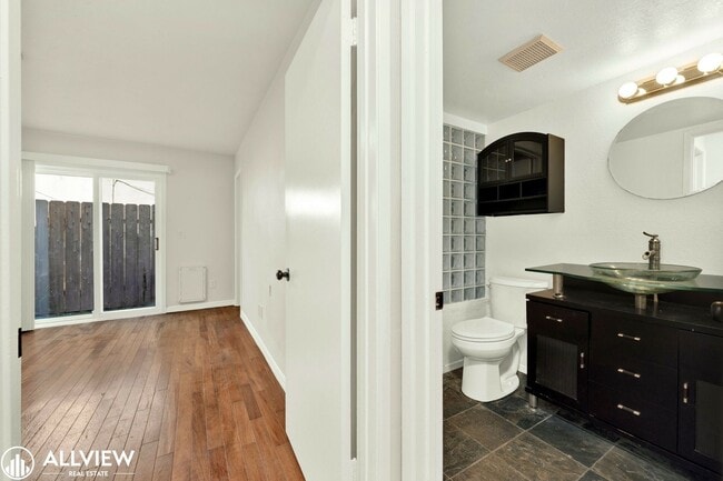 Building Photo - Golden Hill Gem: 2BR/1BA with Fireplace & ...
