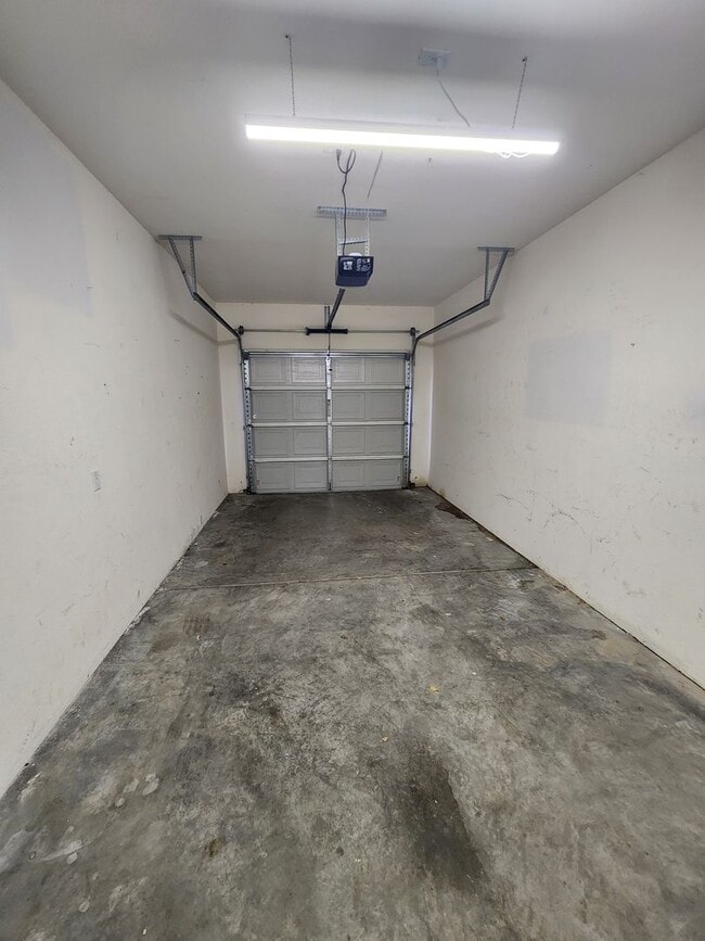 Building Photo - Beautiful 2 bedroom / 1 bathroom unit with...