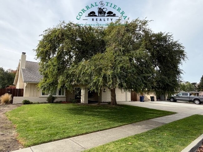 Building Photo - Stunning Single-Family Home in the Prestig...