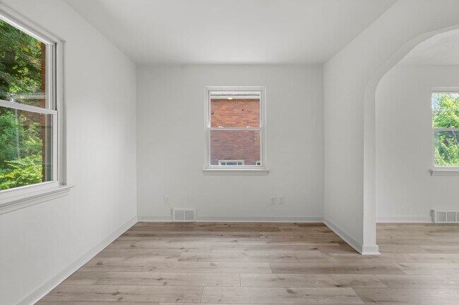 Building Photo - AVAILABLE NOW! RENOVATED 3-BEDROOM!
