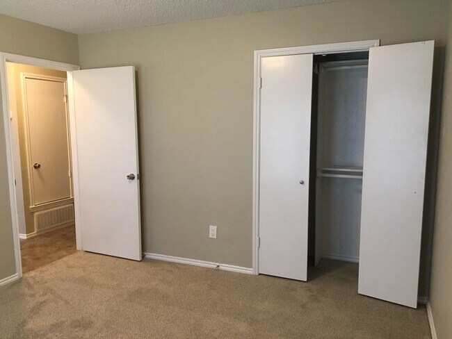 Building Photo - 3113 Kensington Dr