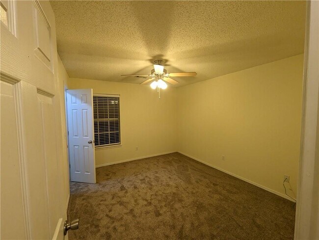 Building Photo - 3053 Setter St
