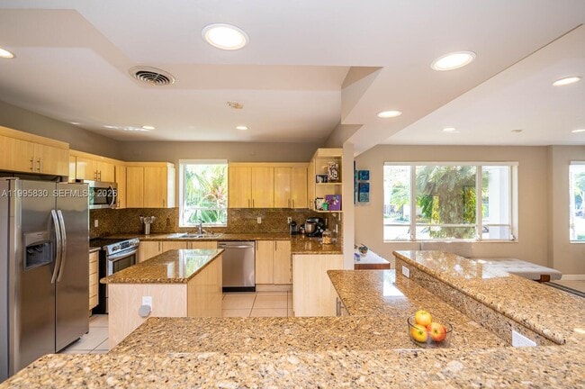 Building Photo - 9520 E Broadview Dr