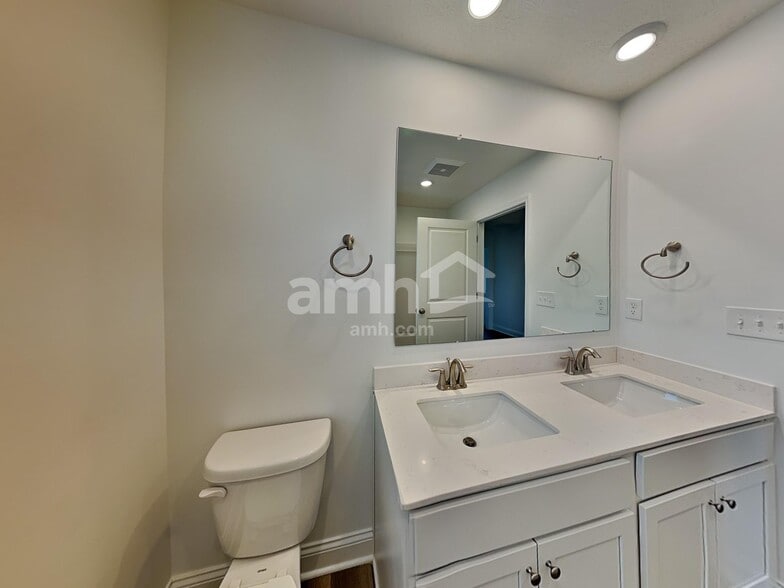 Building Photo - 9202 Henley Ave