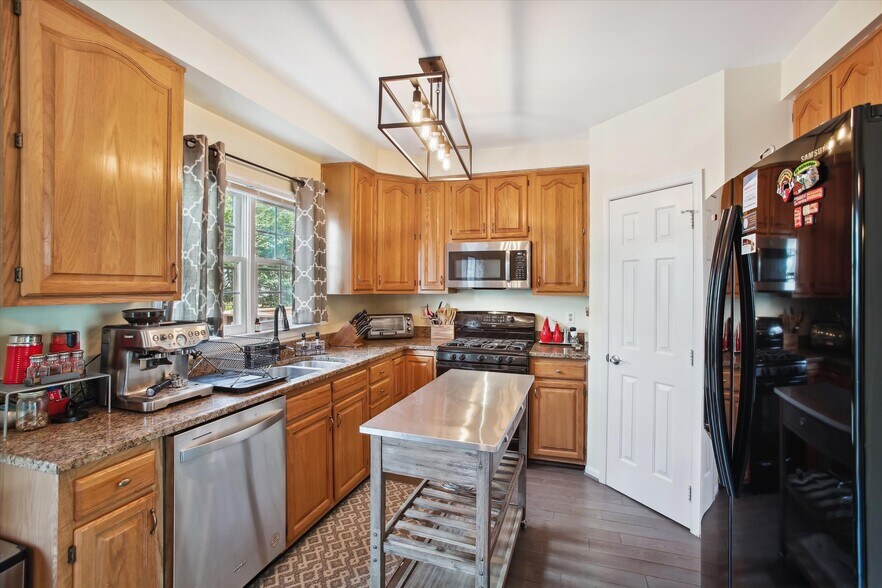 Kitchen - 5806 Appleford Dr