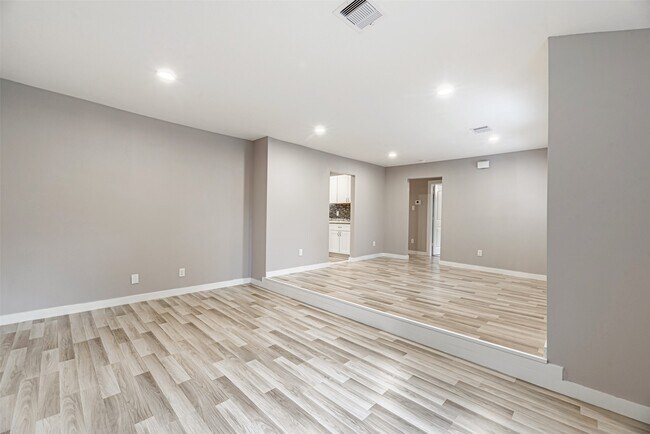 Building Photo - 4909 Higgins St