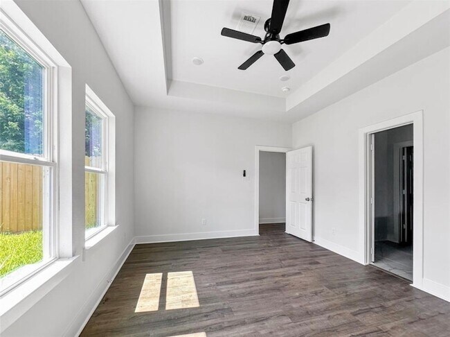 Building Photo - 6010 Bobby Burns St