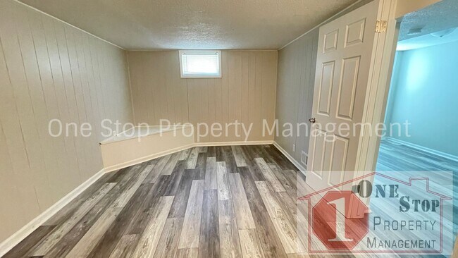 Building Photo - Beautiful 3 Bedroom / 2 Bathroom Duplex in...