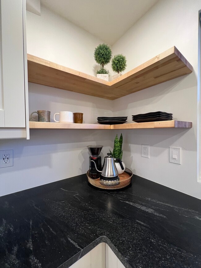 Building Photo - 214 W 7th St