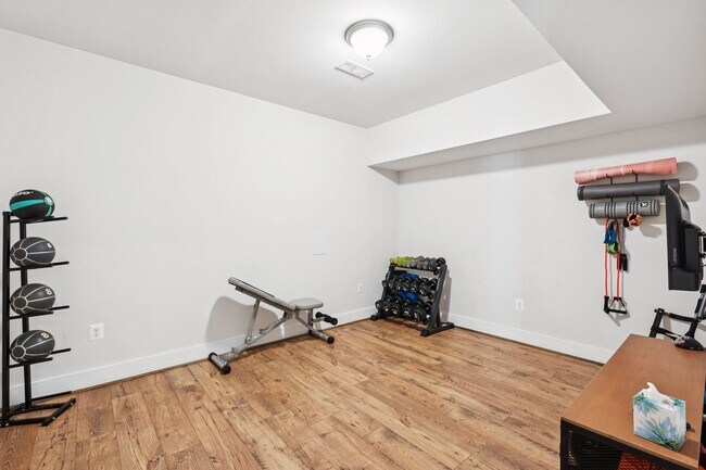 Building Photo - Impressive 6 Bed 4.5 Bath Single-Family Ho...