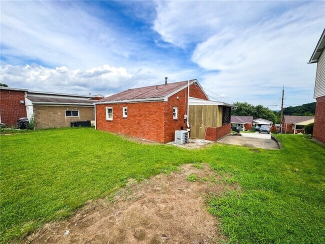 Building Photo - 125 Delrose Dr