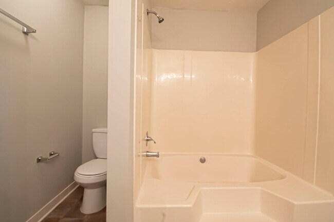 Building Photo - BEAUTIFUL LARGE 3 BED, 2.5 BATH. *MUST SEE*  (VIDEO TOUR)