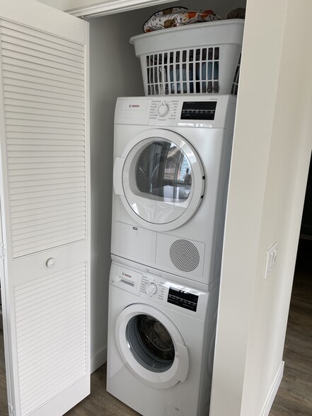 In Unit Laundry - 3662 Quimby St