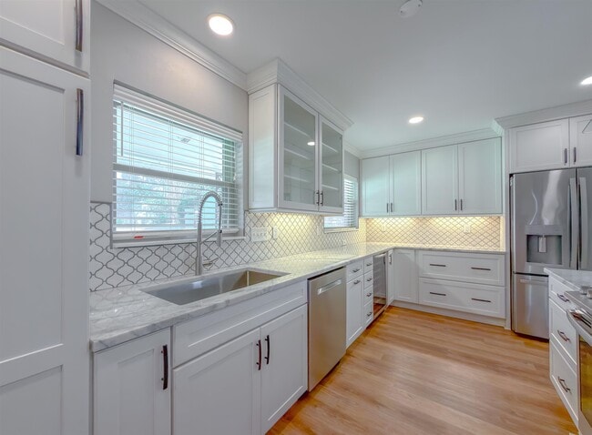Building Photo - 810 Devon Dr