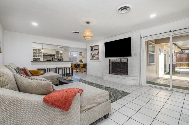 Building Photo - 2404 Crestview Cir