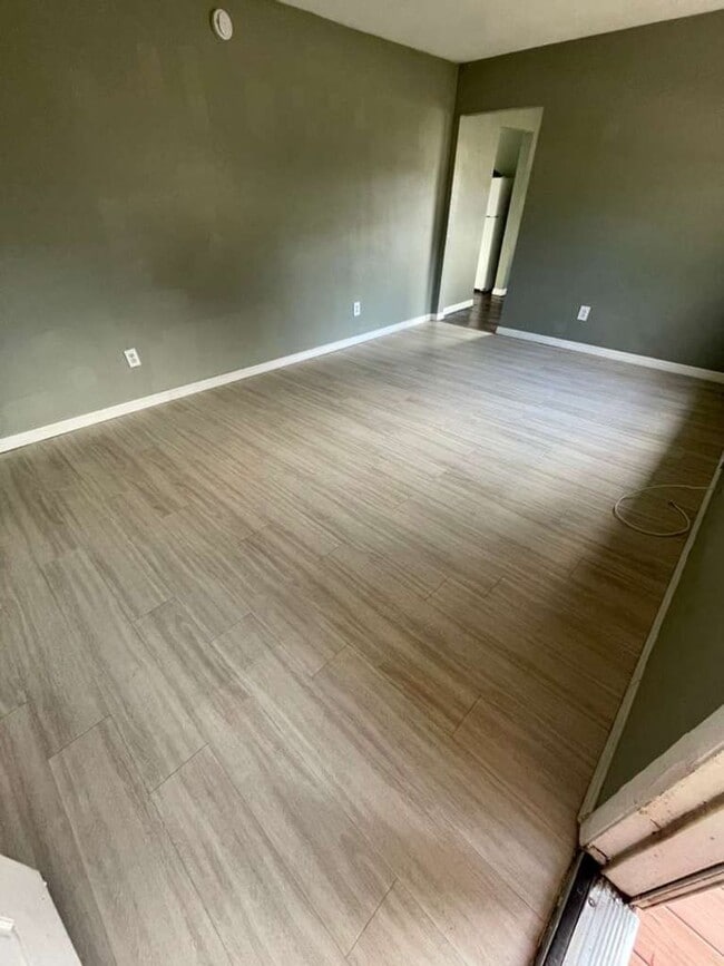 Building Photo - 3/1 Cute cozy single-family home! Apply for FREE This Holiday Season!