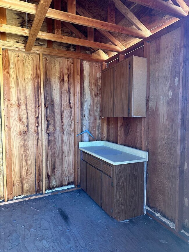 Building Photo - 2 bedroom 1 bath duplex in Springfield!