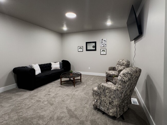 Building Photo - Refined 3-Bedroom Townhome in Sugar City | Spacious Layout, 2-Car Garage & Modern Finishes