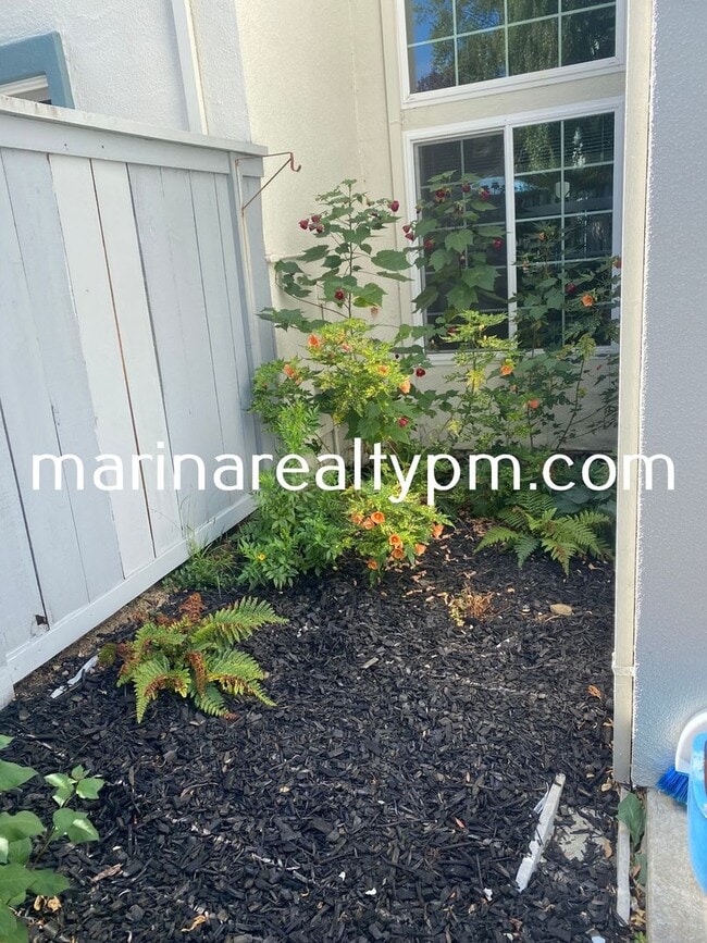 Building Photo - Gorgeous 3 bedroom 2.5 bath 2 story Townho...