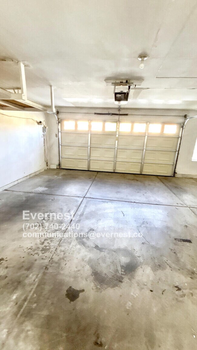 Building Photo - Spacious 4-Bedroom Home in a Great Locatio...