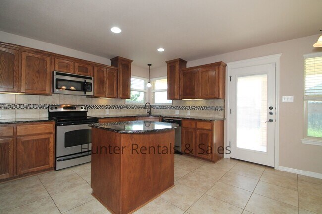 Building Photo - Evergreen Estates Beauty!