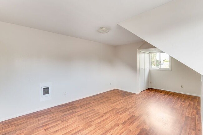 Building Photo - CUTE AND COZY FOUR BEDROOM IN LONGVIEW