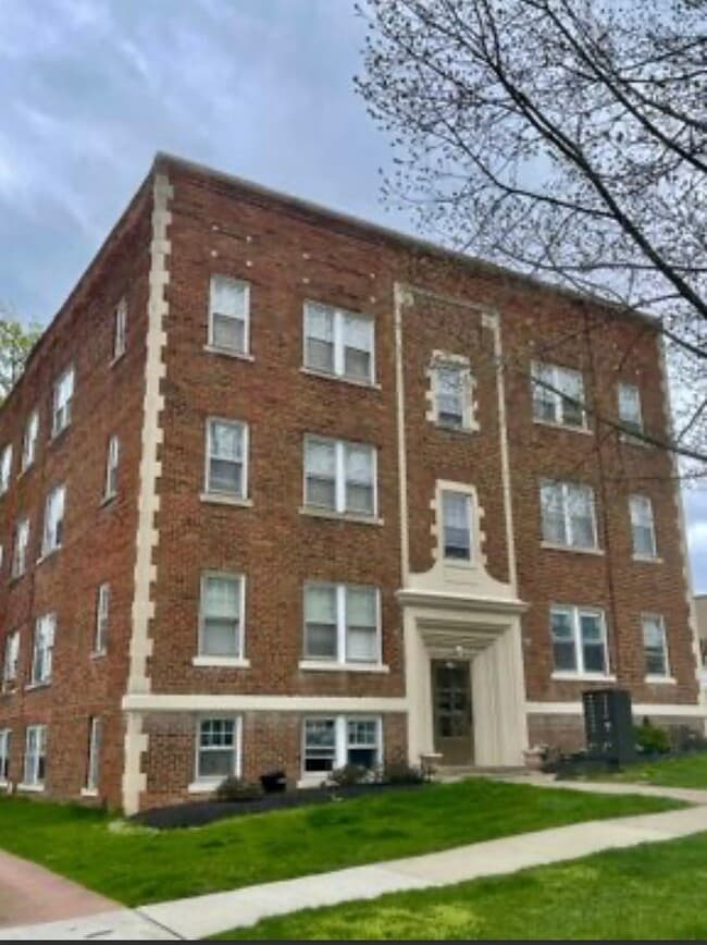 Building Photo - 1385 Manor Park Avenue