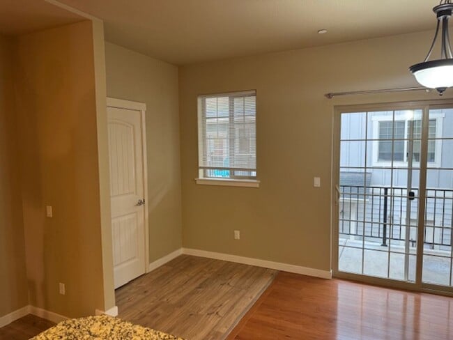 Building Photo - TOWNHOME/ 3 LEVELS W/ FENCED YARD AND GARA...