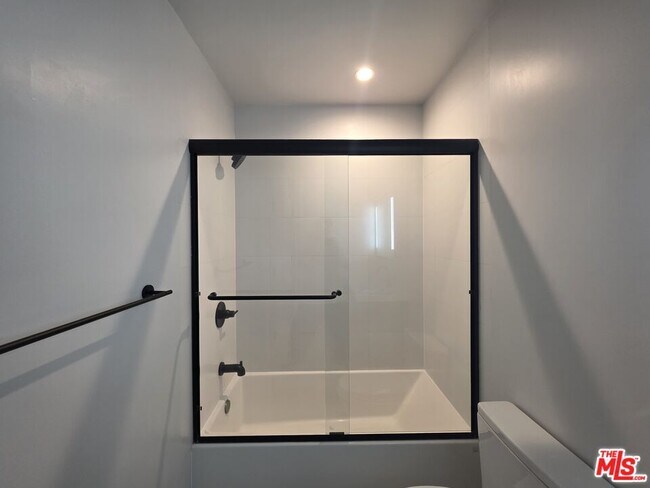 Building Photo - 3660 Watseka Ave