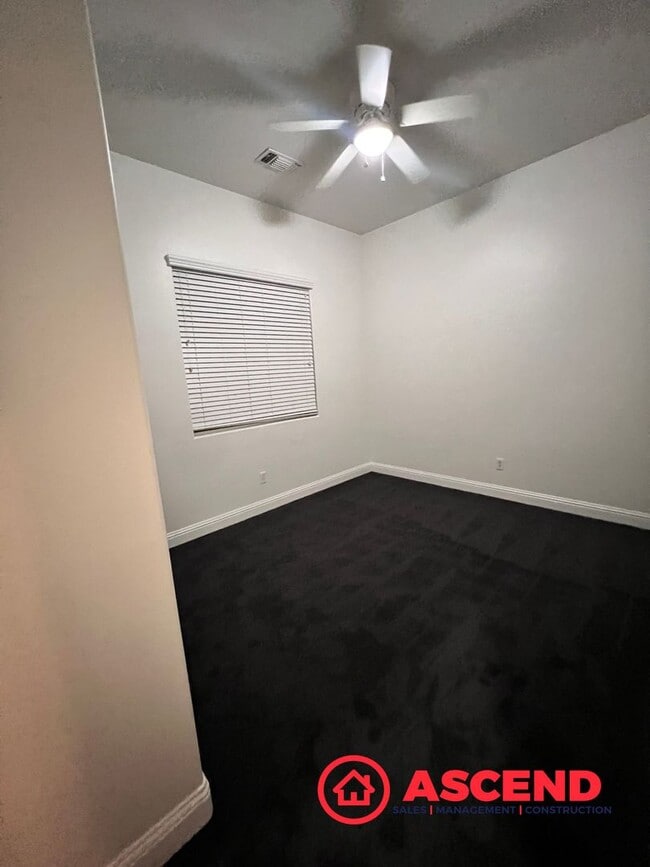 Building Photo - 4 Bed, 3 Bath Home with Modern Kitchen & Attached Garage