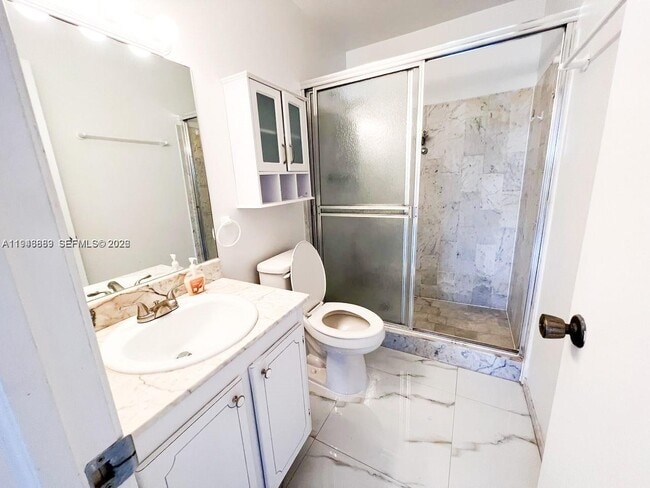 Building Photo - 6395 Bay Club Dr