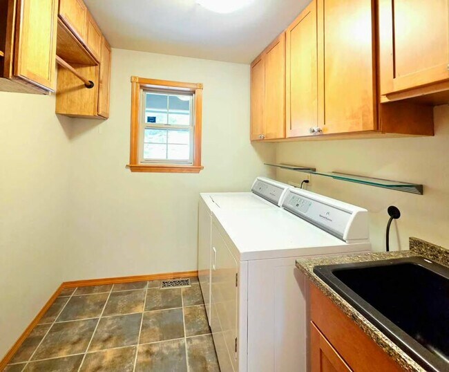 Building Photo - Gorgeous 4 Bed, 3 Bath Home w/ STUNNING RI...